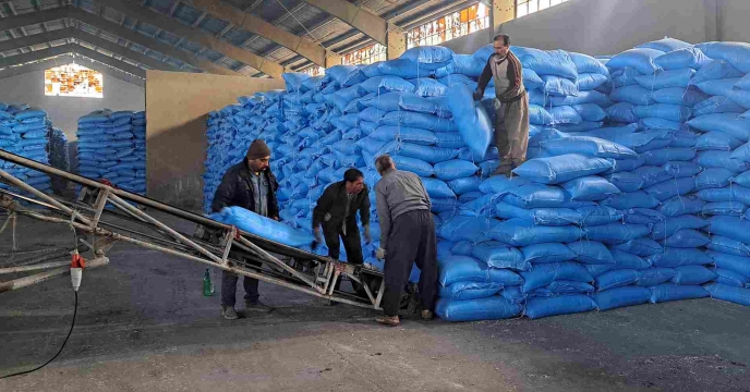 توزیع بیش از 2 هزار تن نهاده کشاورزی بین انبار کارگزاران در سطح شهرستان فیروزآباد در هشت ماه نخست سال جاری