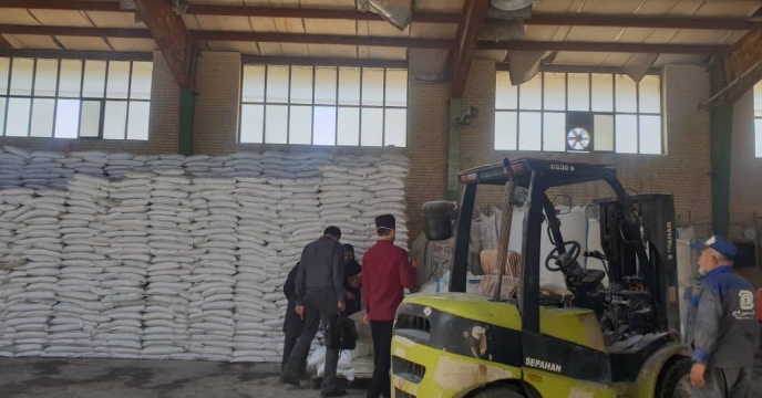 نمونه برداری از مقدار 400 تن کود سولفات پتاسیم گرانوله وارداتی در انبارهای استان فارس