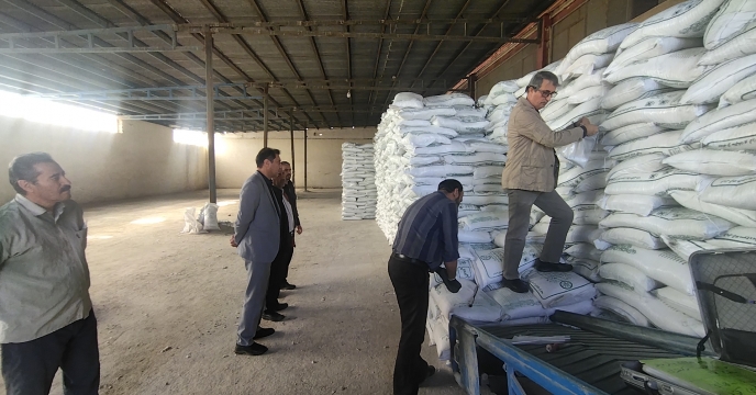 نمونه برداری از پارت 10 کود سولفات پتاسیم شیمی اکسیر بوستان در انبار کود استان قم