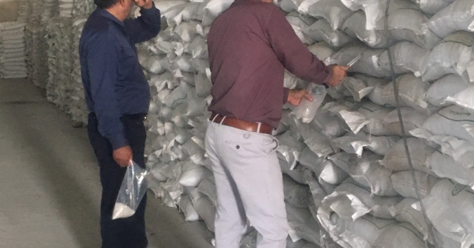 انجام فرآیند نمونه برداری از کود فسفاته تولید داخل در شرکت خدمات حمایتی کشاورزی جنوب استان کرمان