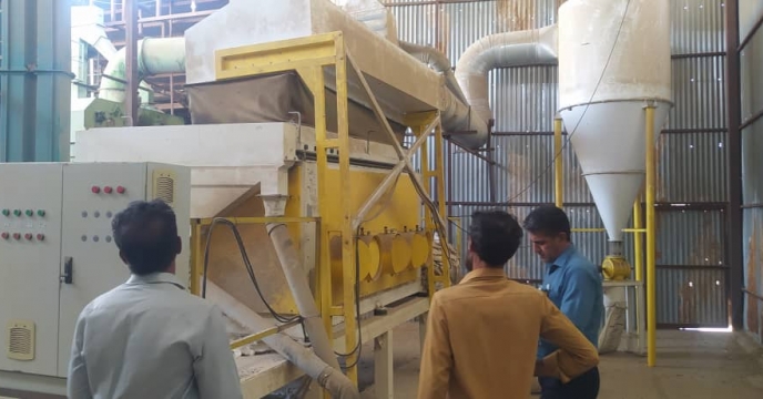بازدید کارشناس واحد فنی و تولیدی شرکت خدمات حمایتی کشاورزی استان هرمزگان از ماشین آلات و سامانه بوجاری شهرستان جیرفت