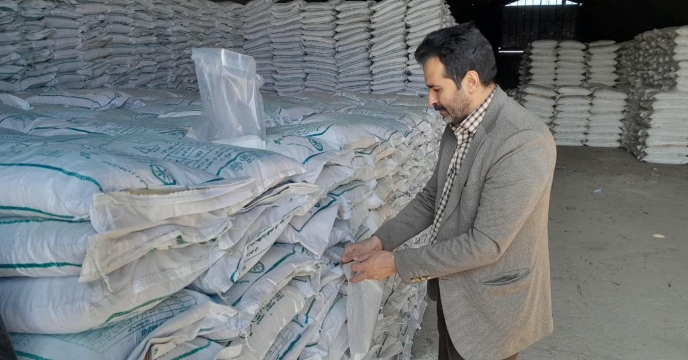 عملیات نمونه بردای از کود های تولید داخلی  در  انبارهای سازمانی  استان مرکزی- خرداد ماه 1404