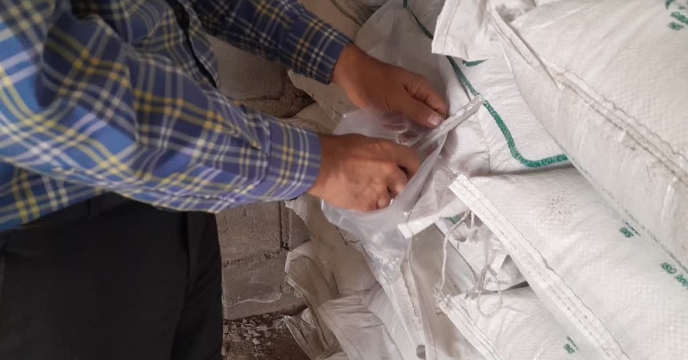 نمونه برداری از کود سولفات پتاسیم گرانوله تولید شرکت داخلی پویا تدبیر فراست ساوه در مجتمع انبارهای ، استان مرکزی  
