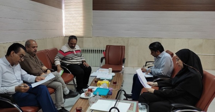 جلسه مدیر با همکاران درباره شرایط موجود در کارگزاری ها ی استان 