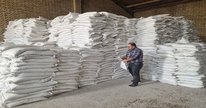 نمونه برداری از کود سولفات پتاسیم گرانوله در انبار سازمانی استان خوزستان براساس دستورالعمل های نظام کنترل و تضمین کیفیت کود انجام شد
