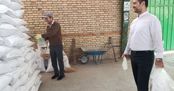 نمونه برداری از پارت20 کود کلرور پتاسیم گرانوله شرکت فسفات کارون در انبار بجنورد شرکت خدمات حمایتی کشاورزی خراسان شمالی