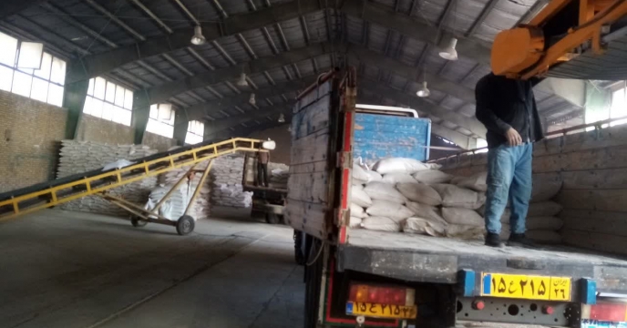 تخلیه 40 تن انواع کود کشاورزی در کارگزاری های شهرستان سملقان