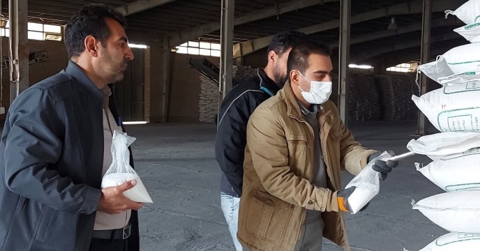 انجام عملیات نمونه گیري از محموله کودي سولفات پتاسیم گرانوله تولیدی شرکت معدنی املاح ایران 