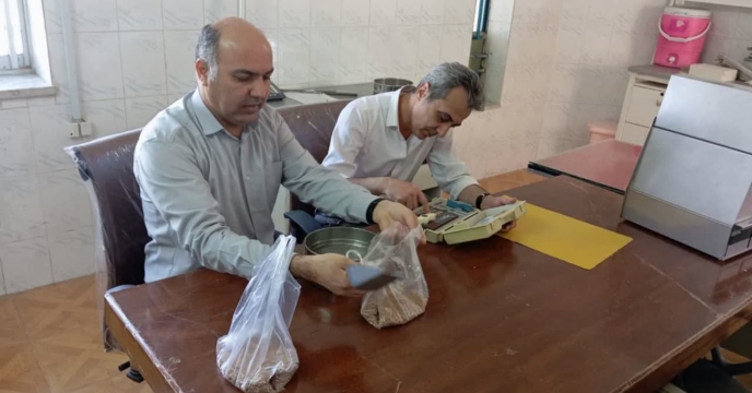 بازرسی ونمونه برداری ازمانده بذر گندم سال گذشته به منظور کنترل آفات انباری در انبار قرق گلستان