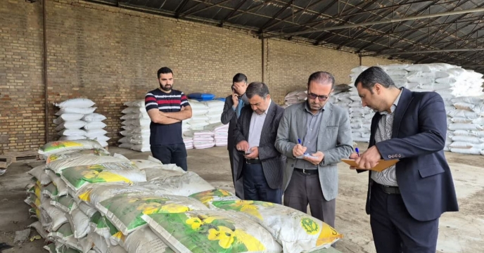 پایش و نمونه برداری از کودهای موجود در کارگزاری کودهومن اقبالی در شهرستان گنبد توسط سلیمی مشاور معاون  فنی و کنترل کیفی شرکت خدمات حمایتی کشاور