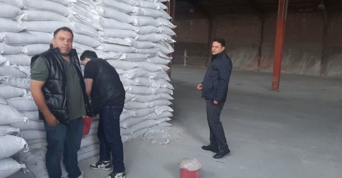 نمونه‌برداری کود سوپرفسفات ساده در انبار 30 هزار تنی شرکت خدمات حمایتی کشاورزی استان آذربایجان شرقی
