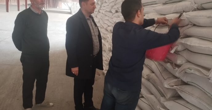 نمونه برداری کود سولفات پتاسیم تأمین شده از شرکت میهن زاج در استان آذربایجان شرقی