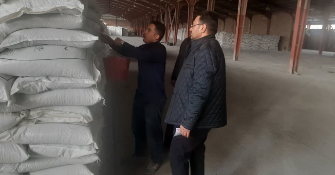 نمونه‌برداری کود سوپرفسفات تامین شده از شرکت کیمیا کود آناهیتا به منظور کنترل کیفی کودهای توزیعی در آذربایجان شرقی