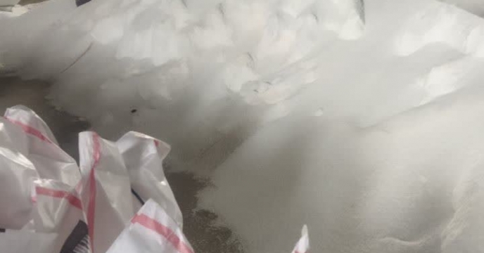 عملیات کیسه گیری کود اوره فله در انبار کارگزاری در شهرستان کامیاران