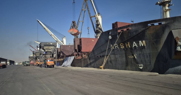 پهلوگیری کشتی آرشام حامل ۴۷ هزارتن کود اوره در اسکله بندرشهید رجایی بندرعباس 