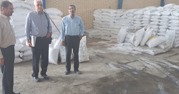 بازدید معاون فنی شرکت خدمات حمایتی کشاورزی استان اصفهان در زمینه توزیع کود از شرکت‌های تعاونی روستایی شهرستان خمینی شهر