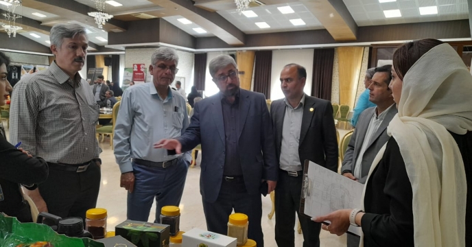بازدید معاون بهبود تولیدات گیاهی از همایش بازاریابی کود استان سمنان