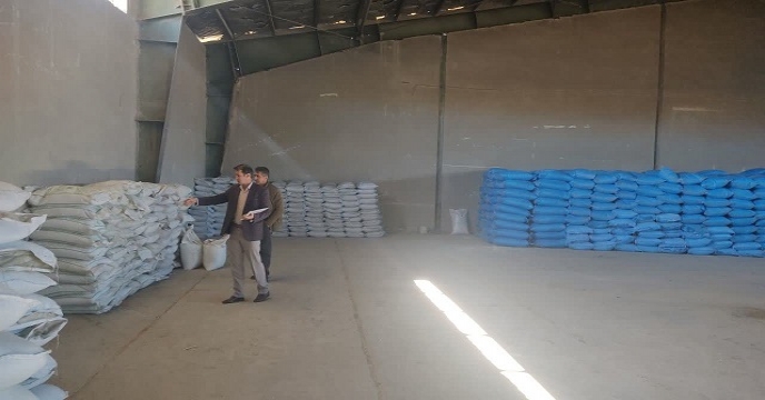 بازدید نظارتی از انبار کرگزاران کود تکاب توسط کارشناس پایش