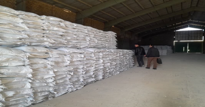 نمونه برداری ازکود سوپر فسفات ساده گرانوله ارسالی از ارکان شیمی جنوب در انبار سازمانی کود شهید شاملو استان مرکزی