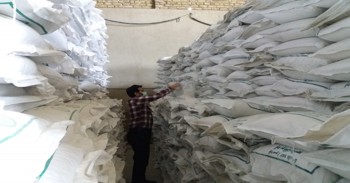 عملیات نمونه برداري وپلمپ کودهای ارسالی از کارخانجات تولید داخلی کود در استان مرکزی 