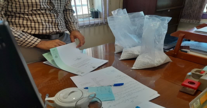 نمونه بردای و بسته بندی از کود کشاورزی تولید داخلی شرکت پویا تدبیر ساوه - در انبارهای استان مرکزی