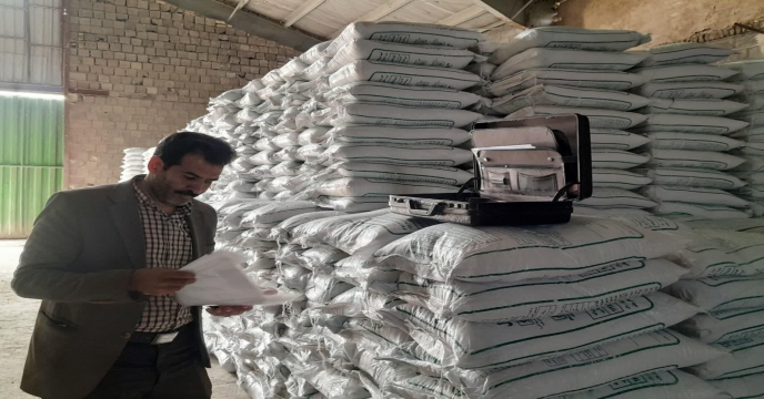 نمونه بردای و بسته بندی از کود کشاورزی تولید داخلی شرکت پویا تدبیر ساوه - در انبارهای استان مرکزی