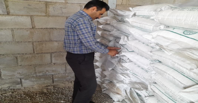 نمونه برداری از کود سولفات پتاسیم گرانوله تولید شرکت داخلی پویا تدبیر فراست ساوه در مجتمع انبارهای ، استان مرکزی 