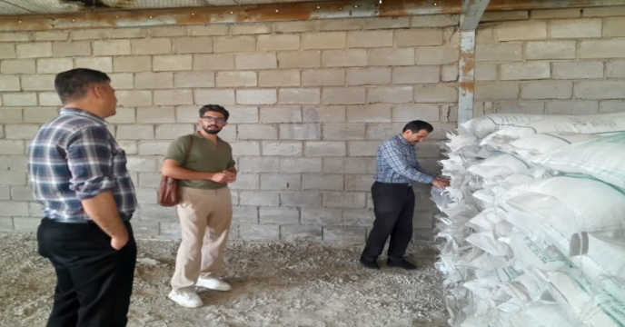 نمونه برداری از کود سولفات پتاسیم گرانوله تولید شرکت داخلی پویا تدبیر فراست ساوه در مجتمع انبارهای ، استان مرکزی 