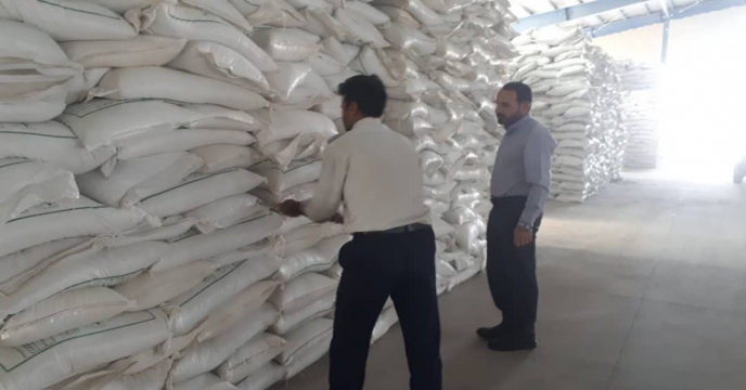 نمونه برداری از کود سولفات پتاسیم گرانوله در انبار شرکت خدمات حمایتی کشاورزی خراسان جنوبی