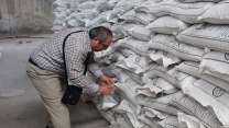 عملیات نمونه برداری از کود سولفات پتاسیم گرانوله تولیدی شرکت صنعت پتاس آسیا در انبار استان زنجان