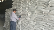 عملیات نمونه برداری ازکود سولفات پتاسیم گرانوله ارسالی ازپتروشیمی ارومیه درانبارهای مرکزی استان کردستان