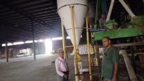 بازدید آقای صادقی کارشناس معین شرکت خدمات حمایتی کشاورزی از دستگاه های بوجاری استان سمنان
